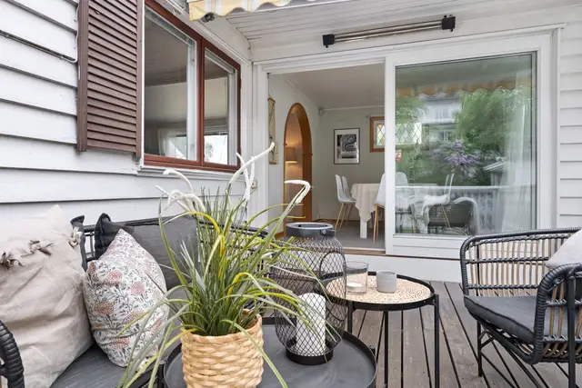 Terrasse med stråleovn og markise