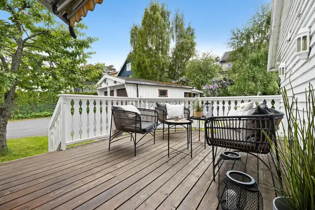 Lun terrasse på ca 12 m² utenfor stuen